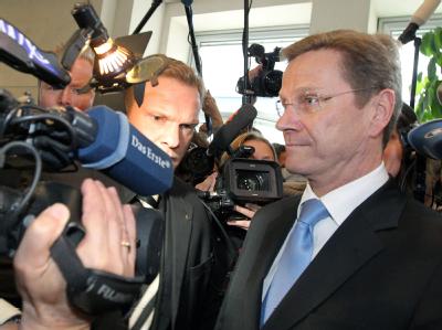 Von Kamerateams umringt: Außenminister Guido Westerwelle vor Beginn der Sitzung des FDP-Präsidiums und der Landesvorsitzenden in Berlin Guido Westerwelle