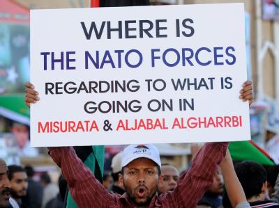 Libyer demonstrieren in Bengasi gegen die Nato. Sie fordern ein erweitertes Eingreifen des westlichen Bündnisses. Demonstration gegen die Nato