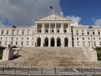 Blick auf das portugiesische Parlament in Lissabon. Foto: Marijan Murat/Archiv Portugiesisches Parlament