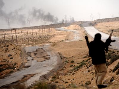 Ein libyscher Aufständischer steht in der Nähe der Frontlinie zwischen den Städten Adschdabiya und Al-Brega. Aufständischer nahe Al-Brega