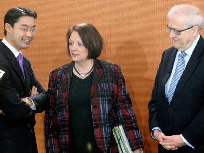 Bundesgesundheitsminister Rösler (l), Bundesjustizministerin Leutheusser-Schnarrenberger und Bundeswirtschaftsminister Brüderle im Bundeskanzleramt in Berlin. Rösler, Leutheusser-Schnarrenberger und Brüderle