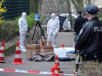 Beamte der Spurensicherung dokumentieren im Hamburger Stadtteil Hamm nach einer Schießerei den Tatort mit einer Spezialkamera. Spurensicherung