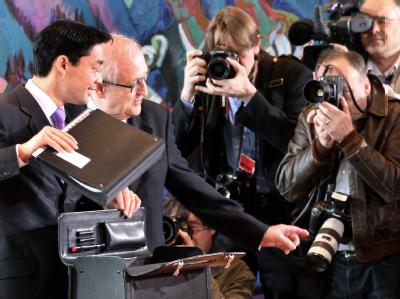 Im Fokus der Medien: Bundesgesundheitsminister Philipp Rösler (l) und Bundeswirtschaftsminister Rainer Brüderle (2.v.l.). Rösler und Brüderle