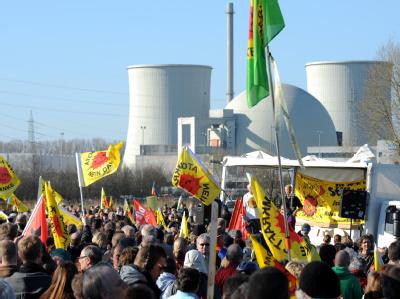 Atomkraftgegner demonstrieren vor dem Atomkraftwerk im südhessischen Biblis (Archivfoto). Rund 70 Prozent der Deutschen lehnen den raschen Ausstieg aus der Kernkraft ab, wenn dann Atomstrom importiert werden muss. Atomkraftgegner demonstrieren in Biblis