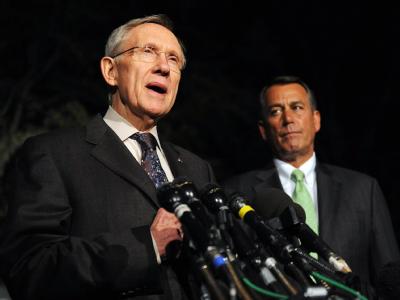 Senator Harry Reid (l) und Abgeordnetenhaussprecher John Boehner sprechen nach den Verhandlungen im Weißen Haus zu Pressevertretern. Harry Reid und John Boehner