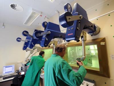 Hinter 30 Zentimeter dicken Bleiglasscheiben untersuchen Wissenschaftler im Helmholtz-Zentrum Dresden-Rossendorf Materialproben aus dem Druckbehälter des einstigen Kernkraftwerkes Greifswald. Untersuchung von Materialproben
