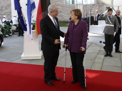 Angela Merkel und Benjamin Netanjahu auf dem roten Teppich ins Bundeskanzleramt. Merkel trifft Netanjahu