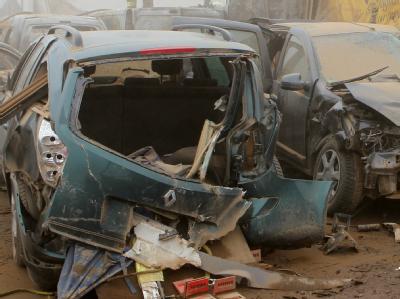 Ein völlig zerstörter Wagen auf der A 19 bei Kavelstorf. Zerstörtes Auto