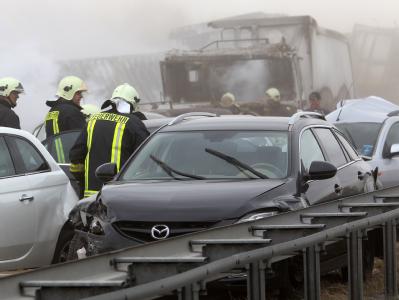 Ein Sandsturm und schlechte Sicht waren der Auslöser für den schweren Unfall. Massenkarambolage bei Rostock