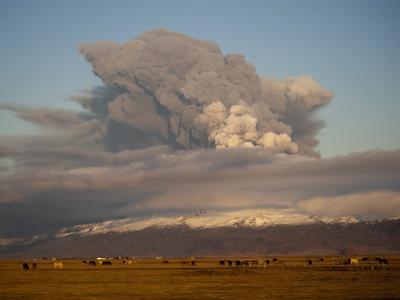 Im Frühling 2010 spuckt der isländische Vulkan Eyjafjallajökull wochenlang Asche in den Himmel. Es folgt das größte Chaos in Europas Luftfahrtgeschichte. Eyjafjallajökull