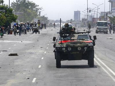 Ein französisches Militärfahrzeug patrouilliert in der Hauptstadt Abidjan. Der abgewählte Präsident Gbagbo kann sich nach Einschätzung französischer Experten noch etwa auf 1000 Kämpfer stützen. Französisches Militärfahrzeug in Abidjan