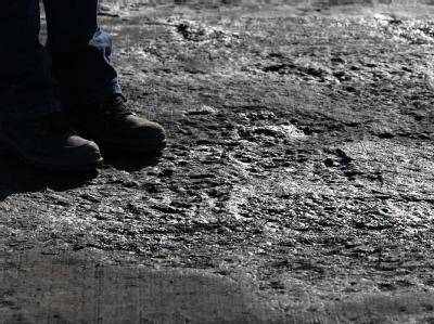 Am Tag nach der verheerenden Massenkarambolage auf der A19 nahe Rostock werden die Schäden auf der Betondecke sichtbar. Schäden auf der Betondecke