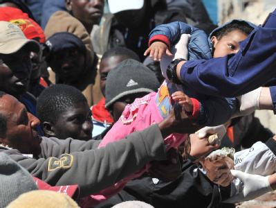 Nordafrikanische Flüchtlinge: Deutschlands Innenminister Friedrich sieht zunächst Italien in der Pflicht und kündigt verstärkte Grenzkontrollen an. Flüchtlinge