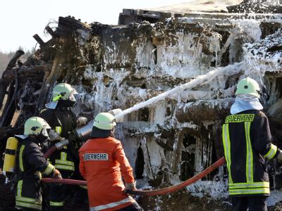 Nach der Massenkarambolage besprühen Feuerwehrleute den letzen ausgebrannten LKW. Massenkarambolage bei Rostock