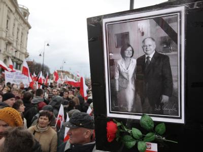 Polen bei einer Trauerveranstaltung für den vor einem Jahr ums Leben gekommen Präsidenten Lech Kaczynski und dessen Frau Maria. Trauer in Polen