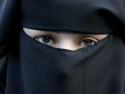 Frau mit Niqab: Männer, die Frauen zum Tragen eines Schleiers zwingen, sollen sogar mit bis zu zwei Jahr Haft und einer Geldstrafe in Höhe von bis zu 60 000 Euro büßen. (Archivbild) Vollschleier