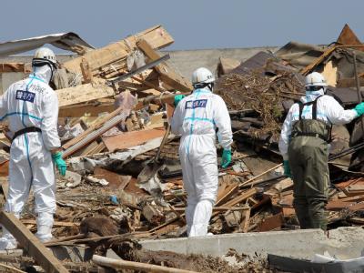 Trümmer bis zum Horizont: Japanische Polizisten in der von Beben und Tsunami verwüsteten Region. In den Trümmern