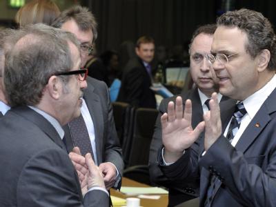 Innenminister unter sich: Roberto Maroni (Italien, l) spricht mit Hans-Peter Friedrich (r). EU-Innenministertreffen