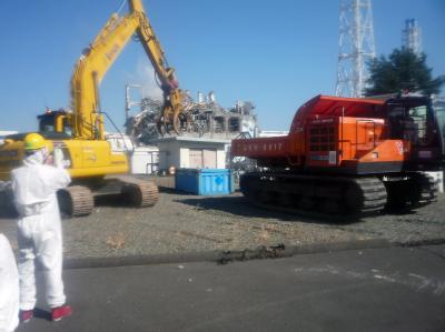 Bagger beseitigen Trümmer rund um das Atomkraftwerk Fukushima (Archiv) Foto: Tepco/dpa AKW Fukushima