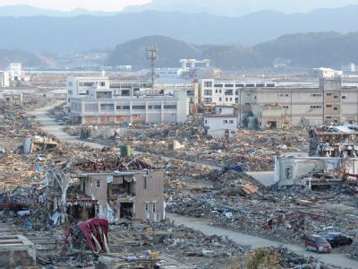 Blick auf die Stadt Rikuzentakada, die vom Erdbeben stark gezeichnet ist. Trümmer