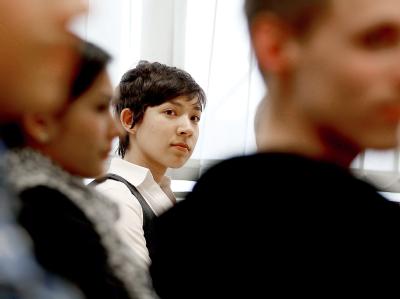 Masumi Stadler (M) sitzt in Köln mit Mitschülern im Klassenraum der Kaiserin-Theophanu-Schule. Schüler aus Japan machen Abi in Köln