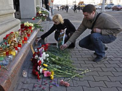 Im Gedenken an die Opfer des Terroranschlags legen Passanten in Minsk Blumen nieder. Staatstrauer nach Anschlag in Minsk