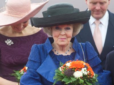 Königin Beatrix der Niederlande kommt in Berlin zusammen mit Kronprinz Willem-Alexander und Kronprinzessin Maxima am Flughafen Tegel an. Königin Beatrix
