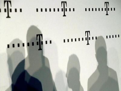 Mitarbeiter der Telekom werfen Schatten an die Wand. In den vergangenen Jahren hatten einige Datenskandale bei Firmen wie dem Discounter Lidl, der Deutschen Bahn und der Deutschen Telekom für Wirbel gesorgt. Datenschutzbericht