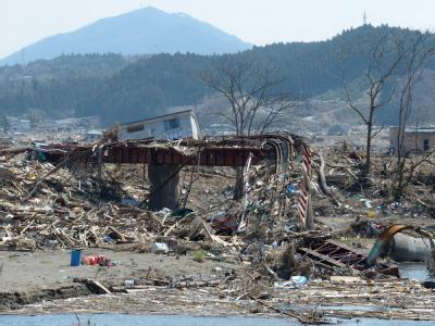 Fünf Kilometer von der Küste entfernt wurde diese Eisenbahnbrücke von dem Tsunami völlig zerstört. Gewaltig