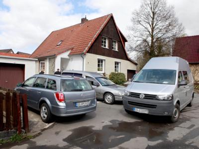 Familientragödie: Ermittler stehen vor dem Haus in Astfeld. Tatort in Astfeld