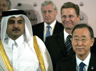 Der Außenminister von Katar, Scheich Hamad bin Jassim bin Jabor Al Thani (l-r), Bundesaußenminister Guido Westerwelle und UN-Generalsekretär Ban Ki-Moon stehen zum Familienbild nebeneinander. Verfahren