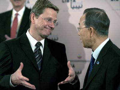 Bundesaußenminister Guido Westerwelle und UN-Generalsekretär Ban Ki-Moon unterhalten sich vor der Sitzung der Libyen-Kontaktgruppe. Diplomatie