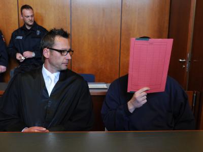 Der Angeklagte Jan O. (r) und sein Anwalt Markus Fischer beim Prozessauftakt im Landgericht in Göttingen. Geständig