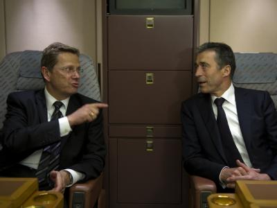 Außenminister Guido Westerwelle und Nato-Generalsekretär Anders Fogh Rasmussen im Flugzeug auf dem Weg nach Berlin. Westerwelle und Rasmussen
