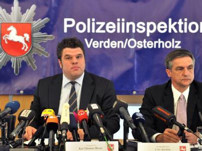 Kriminaldirektor Uwe Jordan (r), Leiter der Polizeiinspektion Verden/Osterholz, und Staatsanwalt Kai Thomas Breas bei der Pressekonferenz zum Mordfall Dennis Pressekonferenz