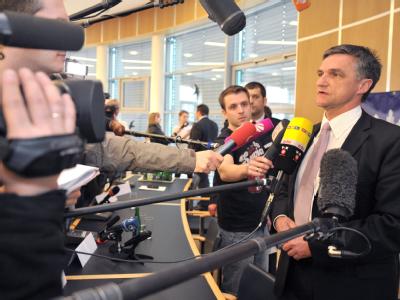 Uwe Jordan, der Leiter der Polizeiinspektion Verden/Osterholz, stellt sich den Fragen der Journalisten. Uwe Jordan