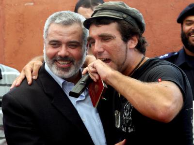 Der italienische Friedensaktivist Vittorio Arrigoni (r) im August 2008 mit Hamas-Führer Ismail Hanija (Archivbild) Vittorio Arrigioni