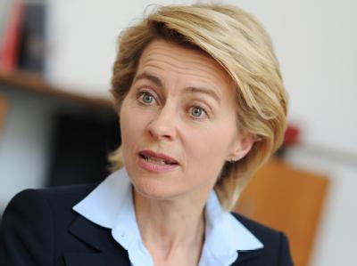Bundesarbeitsministerin von der Leyen in ihrem Arbeitszimmer im Bundesarbeitsministerium. Von der Leyen