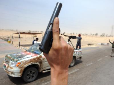 Gaddafi-Gegner präsentieren ihre Waffen. Nun will London Militärberater nach Libyen entsenden. Krieg in Libyen