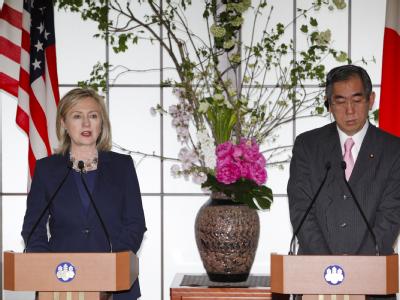 US-Außenministerin Hilary Clinton während der gemeinsamen Pressekonferenz mit ihrem japanischen Amtskollegen Takeaki Matsumoto in Tokio. Clinton in Japan