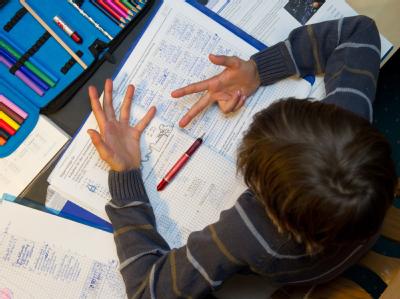 Lange wurde über das Bildungspaket für bedürftige Kinder gestritten. Jetzt ist das Paket in Kraft, doch nur wenige Eltern stellen Anträge. (Symbolbild) Bildungspaket mit Startproblemen