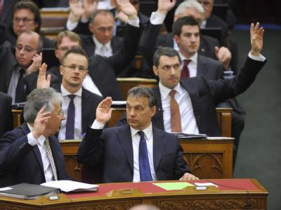 Ungarns Ministerpräsident Viktor Orban (vorne r.) und Abgeordnete seiner Partei Fidesz stimmen im Parlament in Budapest für die neue Verfassung. Verfassung beschlossen
