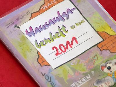 Hausaufgabenheft: Es gibt Anlaufschwierigkeiten beim Bildungspaket für Kinder von Hartz-IV-Familien. (Symbolbild) Bildungspaket