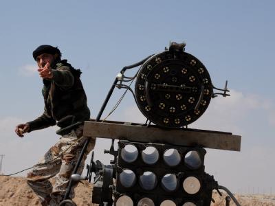 Ein libyscher Rebell bei einem Raketenwerfer. Libyscher Aufstand