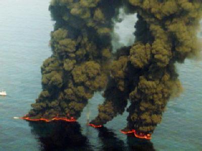 Brennendes Öl aus der Ölplattform Deepwater Horizon (Foto vom 20.5.2011). Brennendes Öl