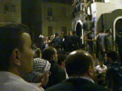 Der Screenshot eines über Youtube verbreiteten Videos zeigt syrische Demonstranten, die sich nach Urheberangaben auf dem zentralen Platz in der nordwest-syrischen Stadt Homs versammelt haben. Unruhen im syrischen Homs