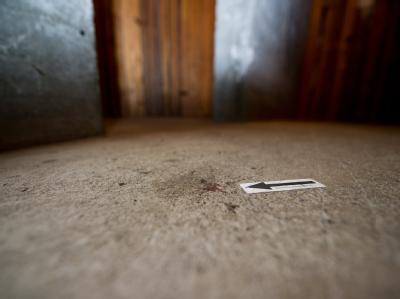 Blutspuren und ein Markierungspfeil der Spurensicherung sind am Tatort zu sehen. 12-Jähriger tot im Keller gefunden