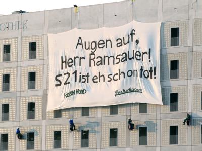 Mitglieder der Parkschützer und Aktivisten von Robin Wood entrollen am Neubau der Stadtbibliothek in Stuttgart ein großes Banner mit der Aufschrift Stuttgart 21-Transparent