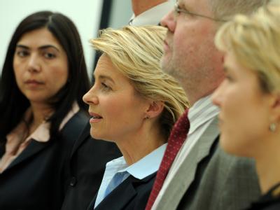 Aygül Özkan (CDU, l-r), Familienministerin von Niedersachsen, Bundesarbeitsministerin Ursula von der Leyen (CDU), Hans-Günter Henneke vom Deutschen Landkreistag und Manuela Schwesig (SPD), Sozialministerin von Mecklenburg-Vorpommern äußern sich zum Bildun Runder Tisch zu Bildungspaket