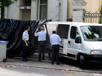 Polizeibeamte an dem Haus in Nantes Ermittlungen nach Leichenfund in Nantes